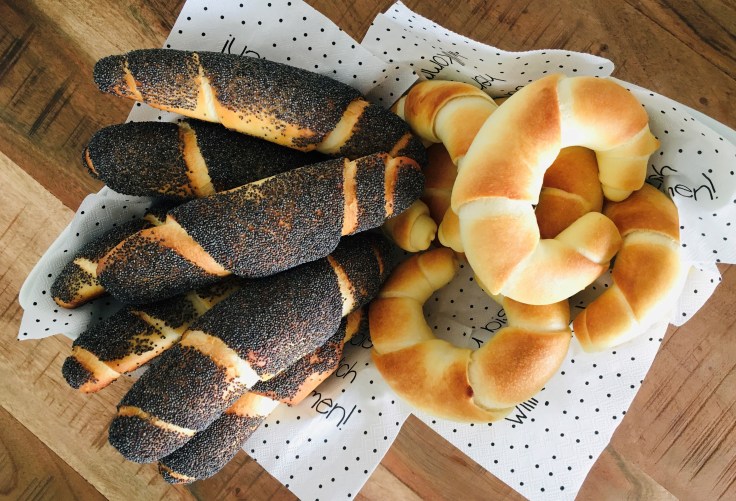 Milchkipferl und Mohnstangerl