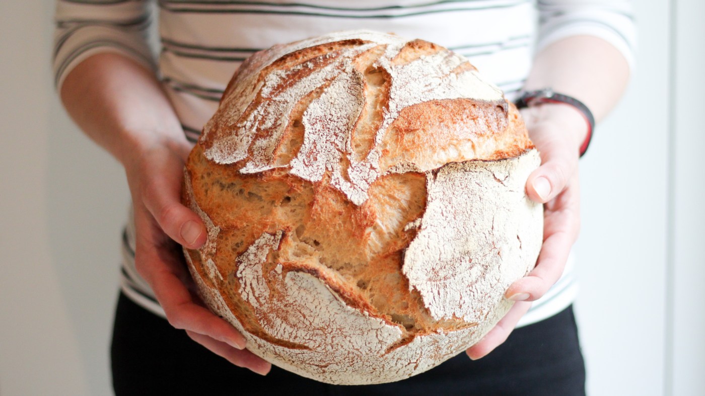 Andrea Kasper-Füchsl mit Sauerteigbrot
