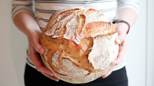 Andrea Kasper-Füchsl mit Sauerteigbrot