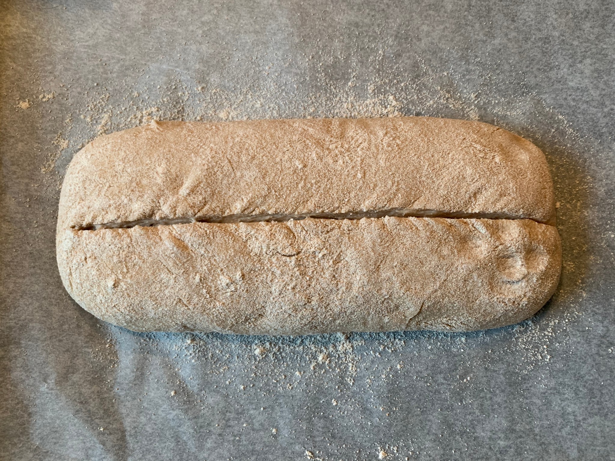 Dinkelbrot mit Schnitt