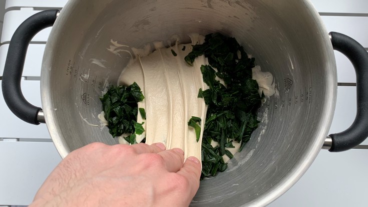 bärlauch in den teig kneten