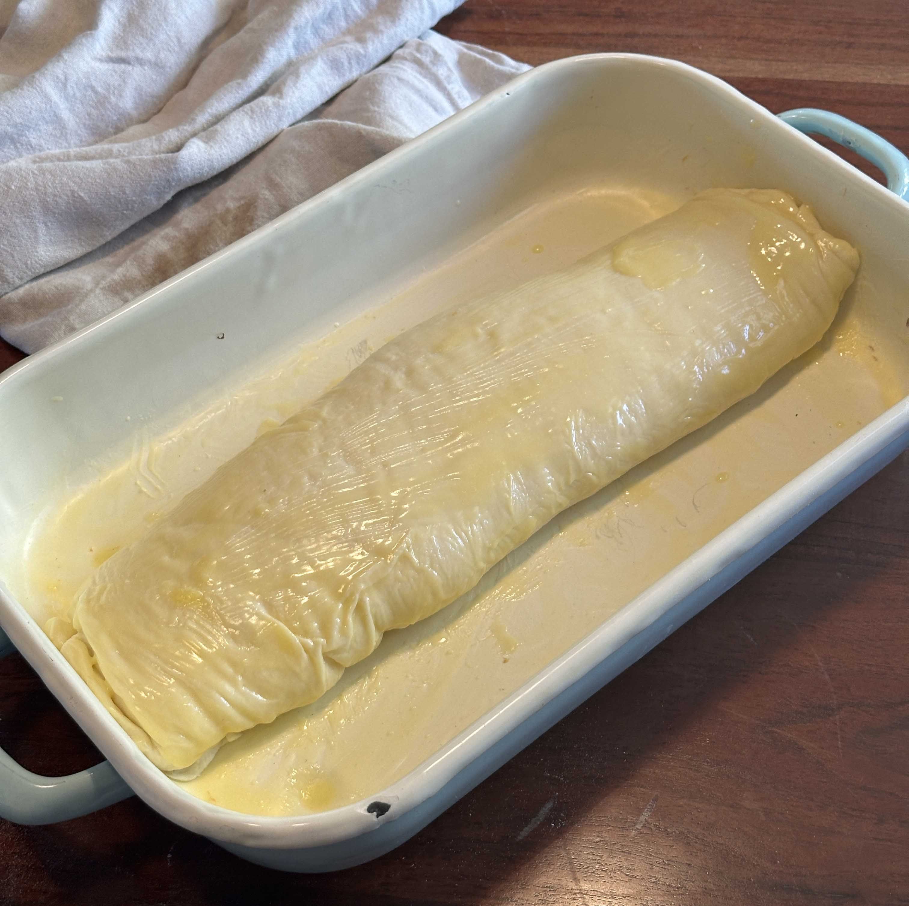 Topfenstrudel mit Butter